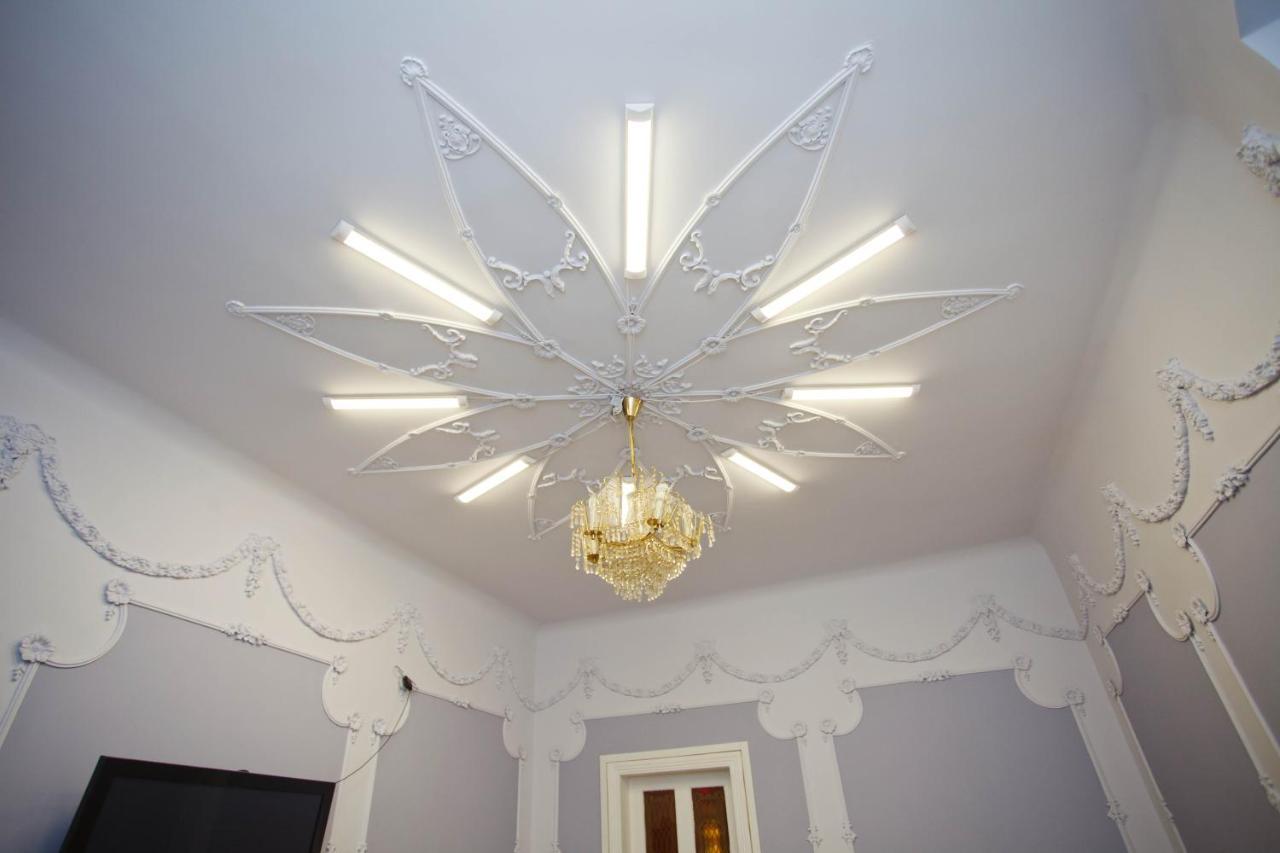 Central Apartments Lviv Bagian luar foto