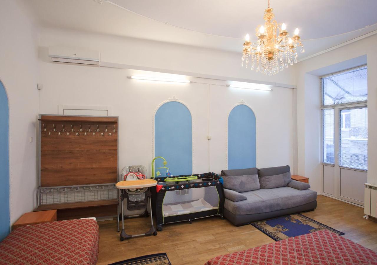 Central Apartments Lviv Bagian luar foto