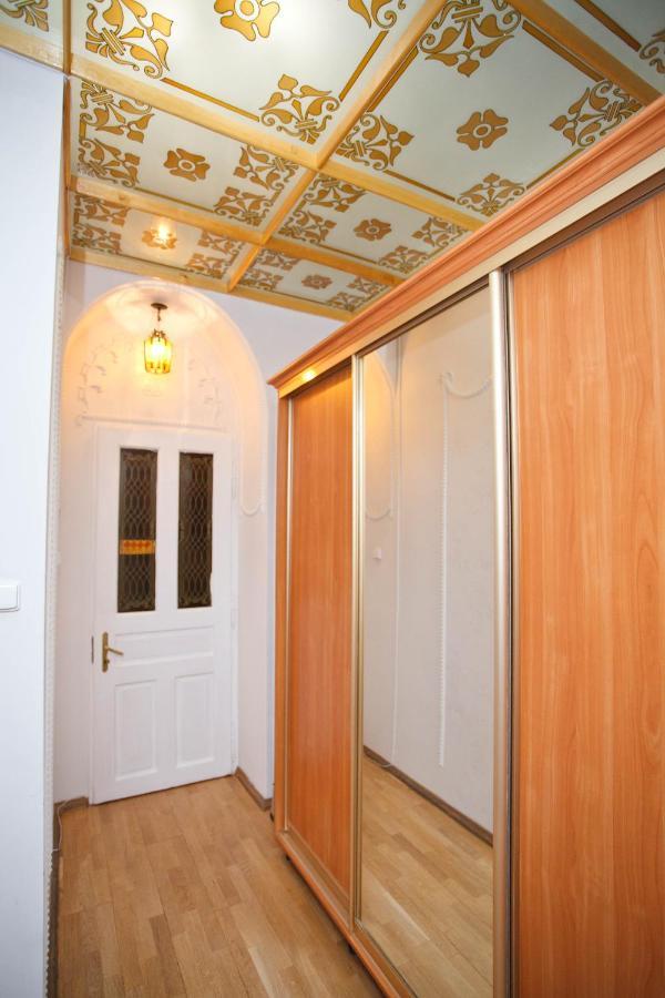 Central Apartments Lviv Bagian luar foto