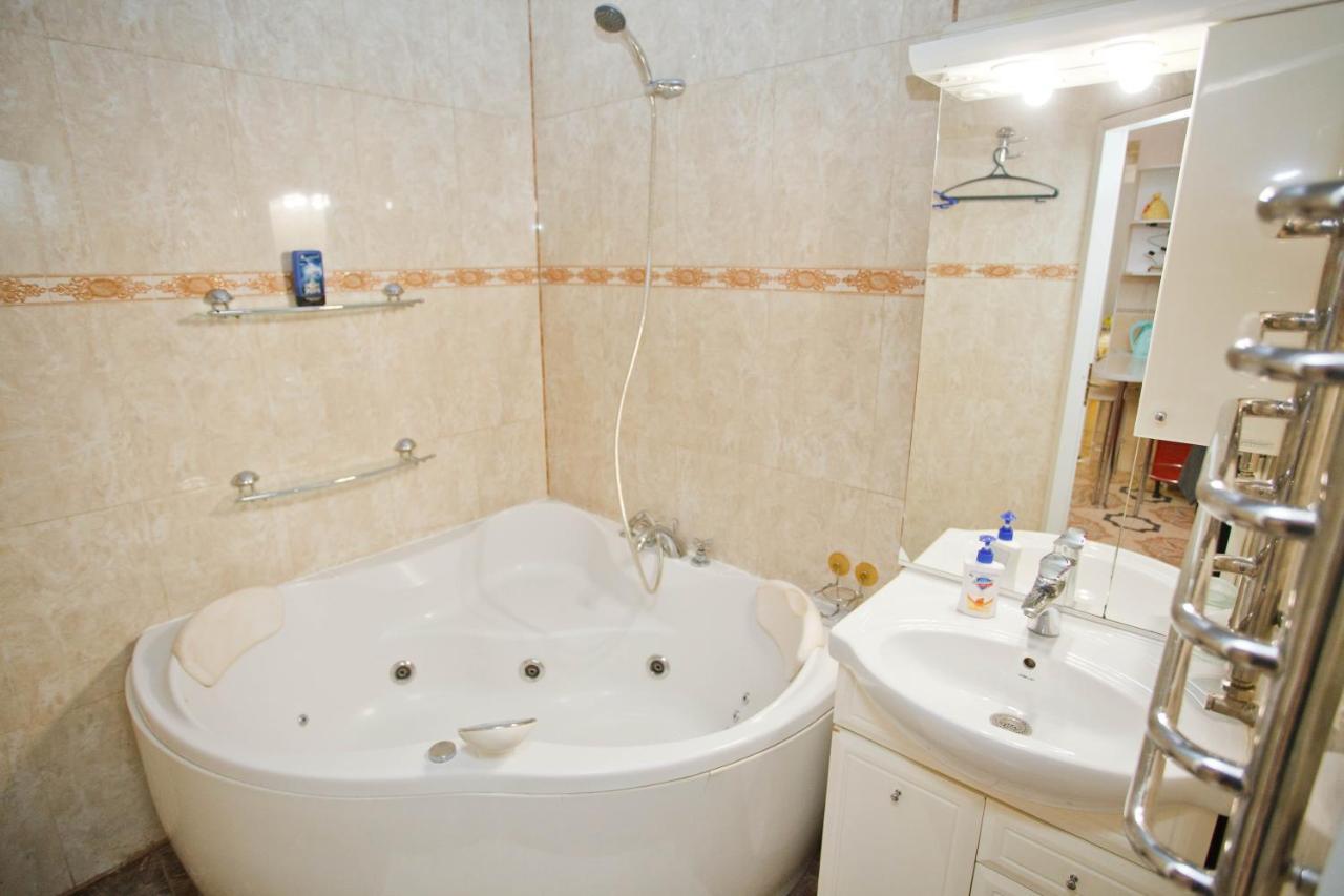 Central Apartments Lviv Bagian luar foto